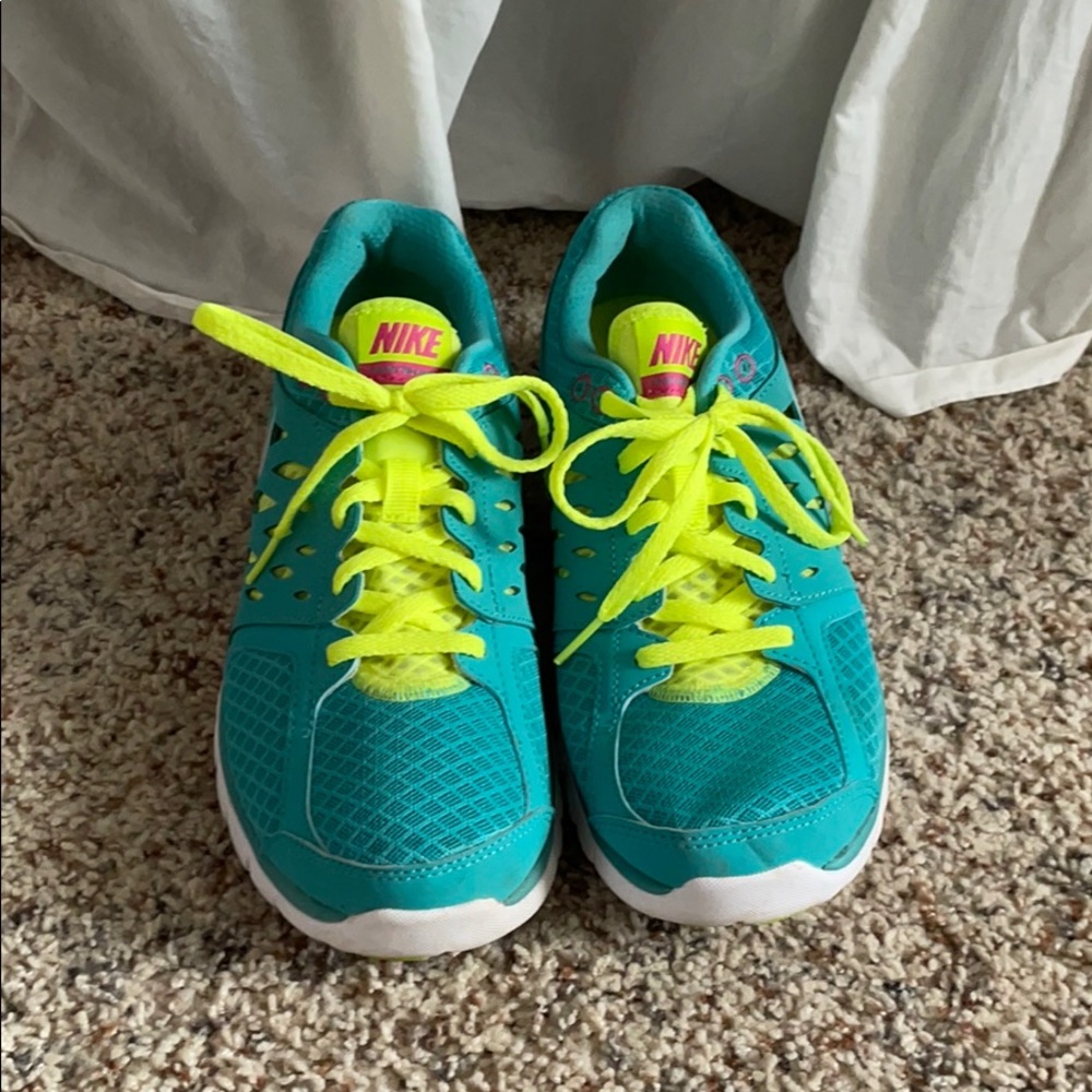 Nike women’s tennis shoes